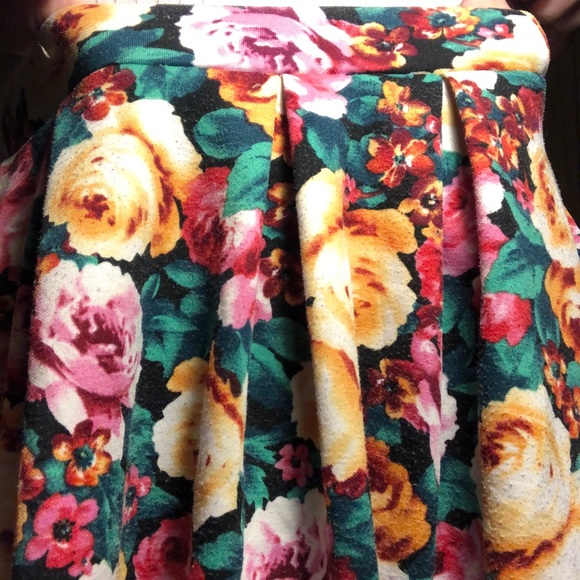 Adorable Floral Summer Mini Skirt - Picture 3 of 7